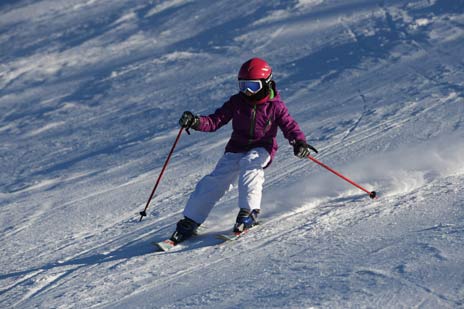 Dieťa sa učí lyžovať