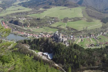 Pohľad na hrad Strečno a obec Strečno