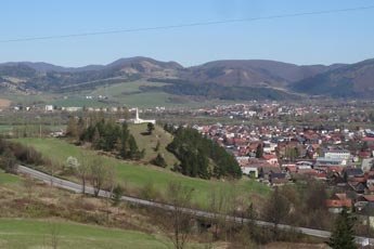 Pohľad z trasy na cestu pod Strečnom