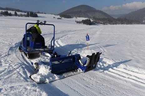 Zariadenie na úpravu tratí na bežecké lyžovanie