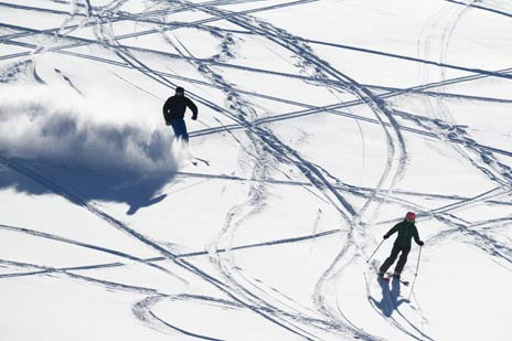 Lyžiari sa lyžujú na zjazdovke