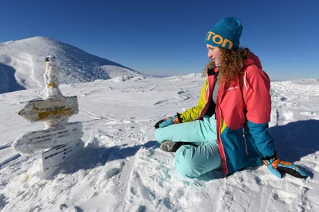 Dievča v zime na vrchole hory