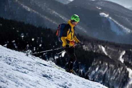 Skialpinista sa lyžuje