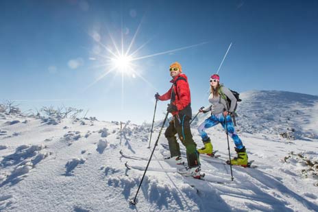 Skialpinisti na lyžiach