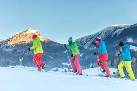 Skupina skiapinistov na lyžiach