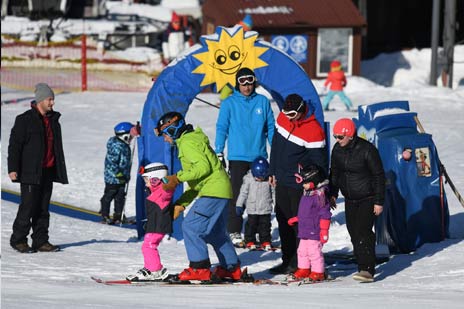 Deti sa lyžujú v lyžiarskej škôlke